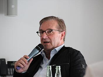 Jan Hofer  währen der Talkrunde in den neuen Räumen der Wirtschaftsförderungsgesellschaft Coburg. Foto: Simone Bastian