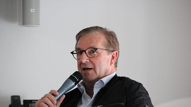 Jan Hofer  währen der Talkrunde in den neuen Räumen der Wirtschaftsförderungsgesellschaft Coburg. Foto: Simone Bastian