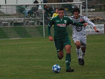 Der Gro&szlig;bardorfer Lukas Dinkel (links) h&auml;ngt Christian Schr&ouml;dl ab. Das 2:0 gegen den ASV Neumarkt war der vierte Sieg in Serie f&uuml;r die Grabfeld-Gallier.  G&uuml;nter Madrenas