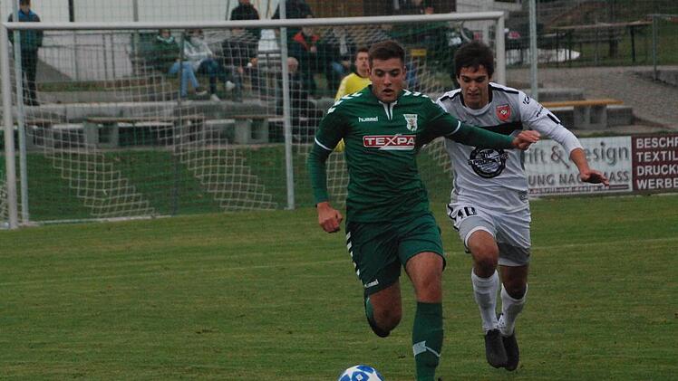 Der Gro&szlig;bardorfer Lukas Dinkel (links) h&auml;ngt Christian Schr&ouml;dl ab. Das 2:0 gegen den ASV Neumarkt war der vierte Sieg in Serie f&uuml;r die Grabfeld-Gallier.  G&uuml;nter Madrenas