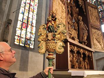 Stadtpfarrer P. Markus Reis hält eine der historischen Zunftstangen in der Hand, die ab Ende Oktober in einer Ausstellung im Museum ganz von nah zu sehen sein werden.Heike Beudert