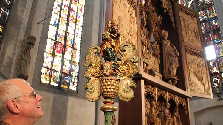 Stadtpfarrer P. Markus Reis hält eine der historischen Zunftstangen in der Hand, die ab Ende Oktober in einer Ausstellung im Museum ganz von nah zu sehen sein werden.Heike Beudert