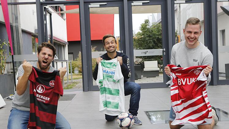 Endlich wieder drei fränkische Klubs in der 2. Liga: Unsere Sportredakteure (v. li.) Tobias Herrling, Daniel Ruppert und Jannik Reutlinger  können ihre Vorfreude nicht verbergen. Matthias Hoch