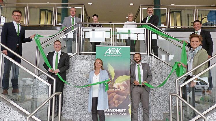 Abstand gehalten und doch miteinander verbunden - Dienstjubiläum in der AOK-Direktion Coburg: oben von links: Norbert Griebel, Regina Friedrich, Heidi Heusinger und Richard Lurz; unten von links: Direktor Christian Grebner, Andreas Schneider, Karin Stahl, Markus Bischoff, Kathrin Klug und Privatkundenbereichsleiter Erwin Englsperger  Foto: Stephan Preisz
