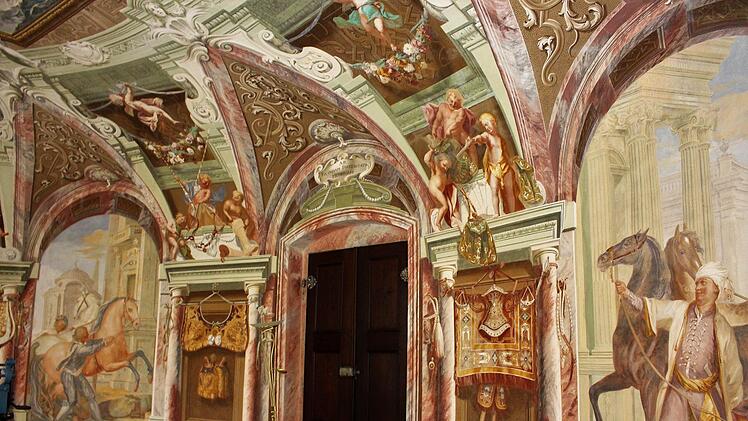 Etwas jünger als das Schloss selbst und von Rudolf Byss und Francesco Marchini bemalt - die Sattelkammer     Foto: Evi Seeger