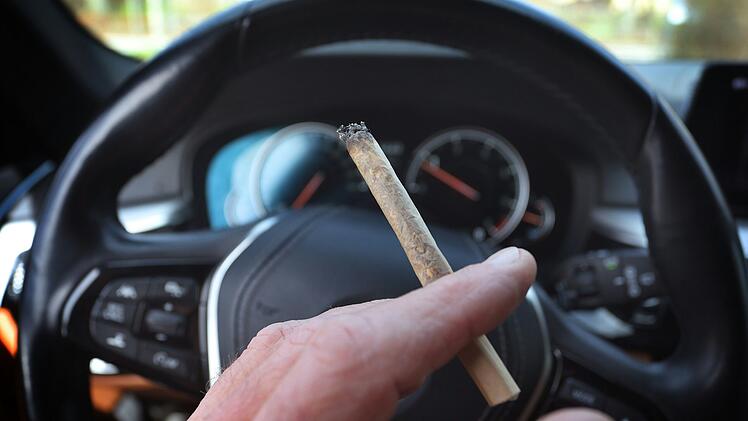 Cannabis am Steuer: Bundestag diskutiert über neues Gesetz - Autoclub äußert Bedenken