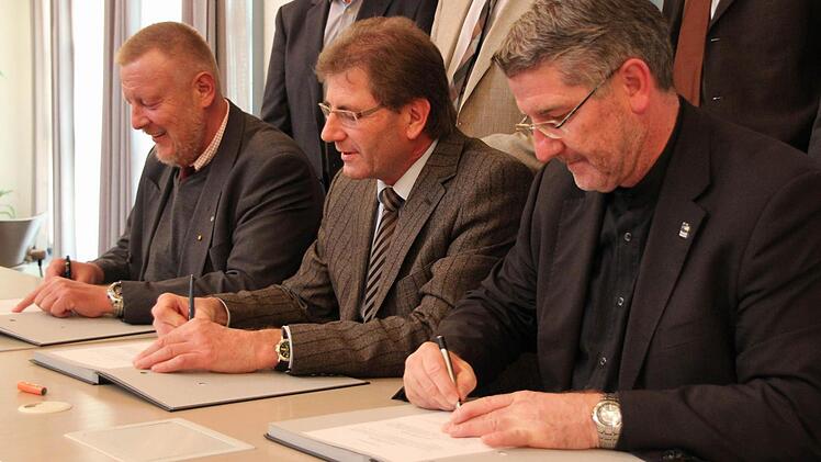 Die Gründungsvereinbarung für den Zweckverband, der Stadt und Landkreis Coburg an der Therme Natur beteiligt, unterzeichnen (von links): Coburgs Oberbürgermeister Norbert Kastner, Bad Rodachs Bürgermeister Gerold Strobel und Landrat Michael Busch.  Foto: Martin Kreklau
