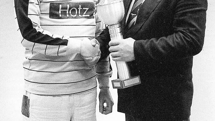 Wolfgang Rei&szlig;ig, Spielf&uuml;hrer des ESV Gem&uuml;nden, nimmt beim AH-Fu&szlig;ballturnier des FC Bad Br&uuml;ckenau die Pfister-Troph&auml;e von B&uuml;rgermeister Hans Rohrm&uuml;ller entgegen.
