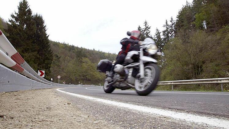 So sieht eine Leitplanke mit Unterfahrschutz aus. Die Leitplanke rechts hat keine Sicherung. Foto: Deutscher Verkehrssicherheitsrat