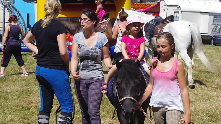 Julia (vorne) und Johanna (hinten) hatten viel Spaß beim Reiten.  Foto: Heike Schülein