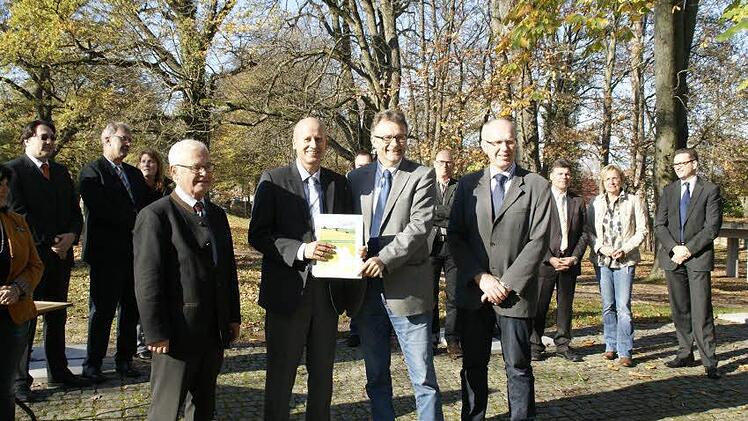 Mit der Übergabe des Förderbescheids fiel der Startschuss für die Errichtung des "Laufparadies Haßberge, Maintal, Steigerwald". Unser Bild zeigt von links Landrat Rudolf Handwerker, Knetzgaus Bürgermeister Stefan Paulus sowie Karl-Heinz Suhl und Leader-Manager Wolfgang Fuchs vom Amt für Ernährung, Landwirtschaft und Forsten in Bad Neustadt an der Saale. Foto: sw