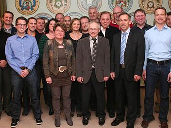 Die Kandidaten der gemeinsamen Liste von CSU und Unabhängigen Bürgern stehen in Vestenbergsgreuth hinter ihrem Bürgermeister Helmut Lottes (vorne Mitte). Foto: Evi Seeger