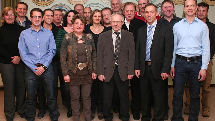 Die Kandidaten der gemeinsamen Liste von CSU und Unabhängigen Bürgern stehen in Vestenbergsgreuth hinter ihrem Bürgermeister Helmut Lottes (vorne Mitte). Foto: Evi Seeger