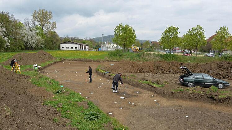 Die Grabungsstelle an der Straße am Schießgraben. Die Reste der Siedlung im rechten Bild-Teil sind mit Markierungen belegt.  Fotos: Ronald Rinklef