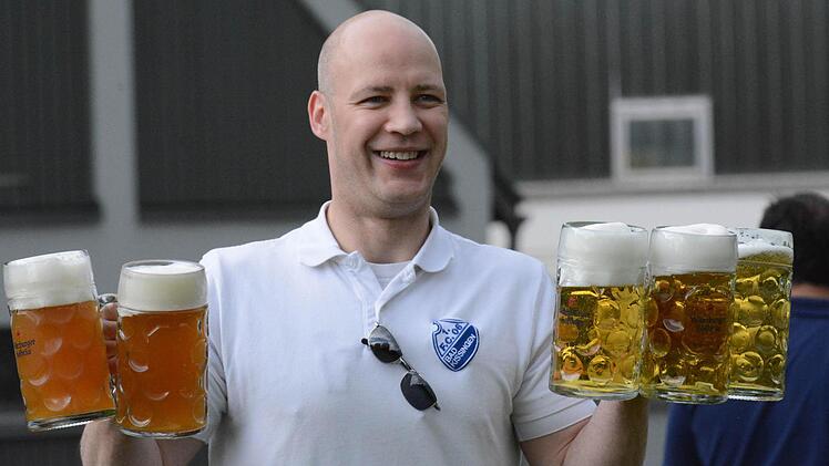 Oli bringt das Meisterbier.