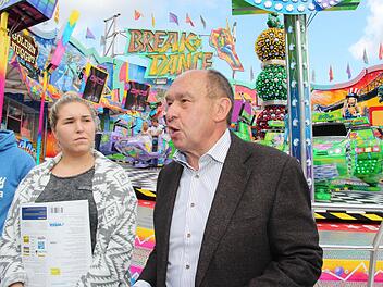 Der Vorsitzende des Süddeutschen Schaustellerverbands, Lorenz Kalb, machte bei einem Blick hinter die Kulissen deutlich, welchen immensen Gefahren die Schaustellerei derzeit ausgesetzt ist.  Fotos: Rainer Glissnik