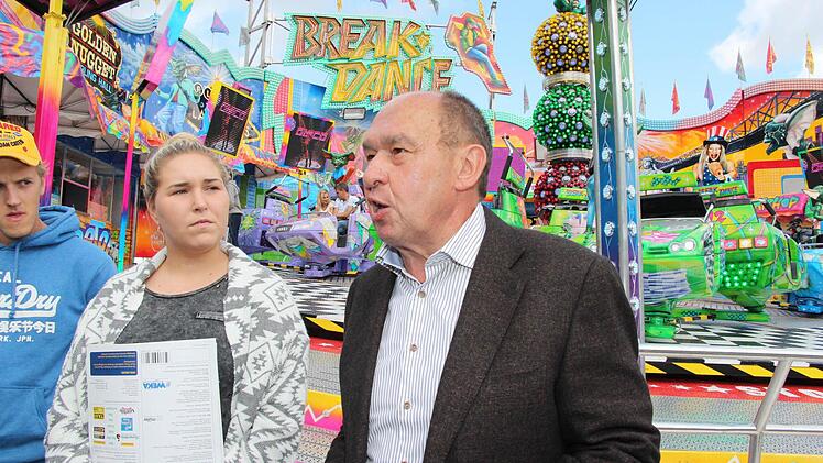 Der Vorsitzende des Süddeutschen Schaustellerverbands, Lorenz Kalb, machte bei einem Blick hinter die Kulissen deutlich, welchen immensen Gefahren die Schaustellerei derzeit ausgesetzt ist.  Fotos: Rainer Glissnik