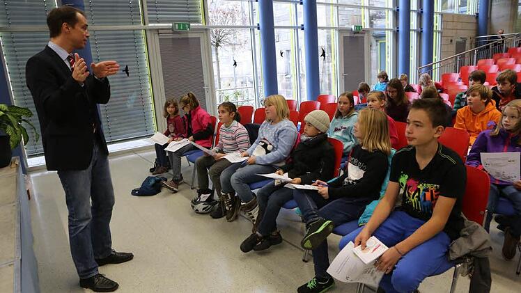 "Suchen und finden im Internet" - darum ging es in der Kinder-Uni-Vorlesung von Andreas Henrich. Foto: Barbara Herbst