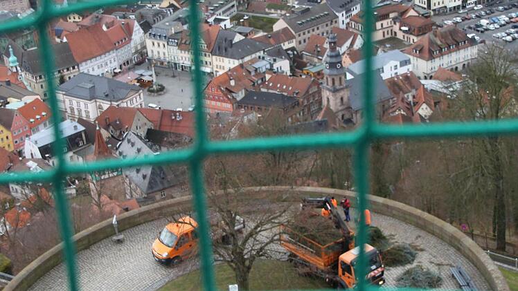 Bauhofmitarbeiter räumen die Überbleibsel des Christbaums auf dem Rondell weg, wie man vom 41 Meter hohen Wachtturm der Plassenburg sehen kann. Foto: Stephan Tiroch