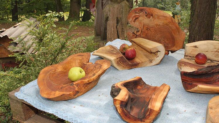 Aus Hölzern, in die der Blitz gefahren ist, macht Stefan Schnetz Schüsseln.