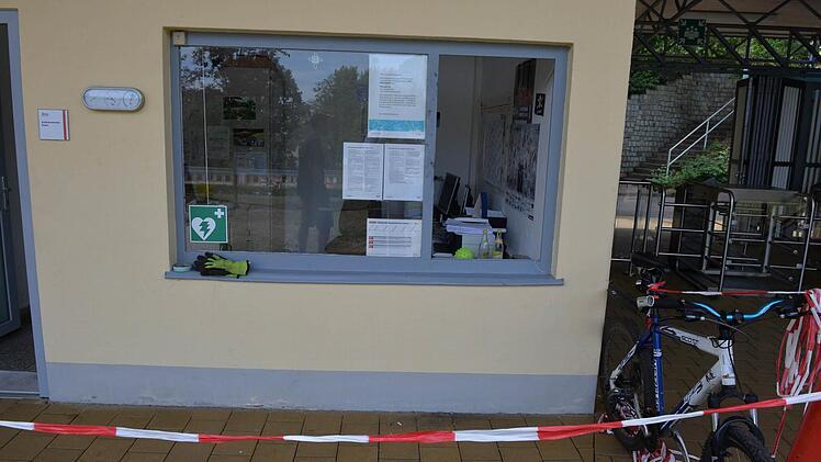 Ein aufgebrochenes Fenster des Schwimmmeisterbüros: Die Unbekannten, die in der Nacht zum Mittwoch in das Gaustadter Freibad eingestiegen sind, haben einen hohen Sachschaden hinterlassen. Erbeutet haben sie nur 15 Euro.  Foto: Ronald Rinklef