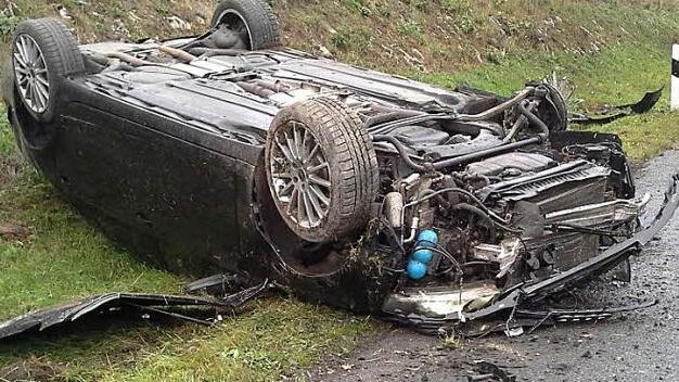 Schwer verletzt wurde der Fahrer dieses Audi. Fotos: Brigitte Krause