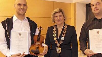 Andreas Haensel (l.) und Stefan Walsch wurden von Bürgermeisterin Gertrud Werner besonders gewürdigt.  Foto: Petra Malbrich