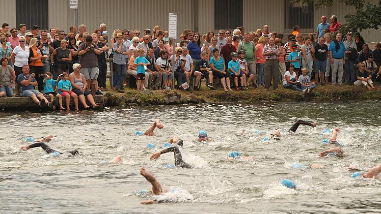 Die Zuschauer beim Schwimmen