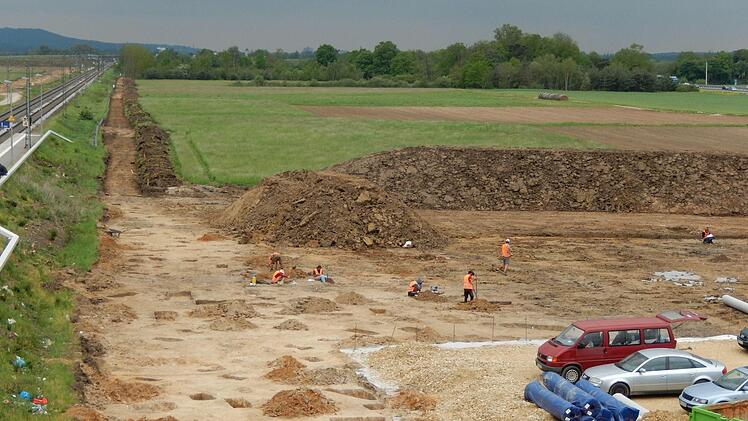 Grabung entlang der ICE-Trasse bei Forchheim. Das Foto entstand im vergangenen Jahr, es zeigt die Ausgrabungen im Bereich des künftigen Bahnsteigs bei Kersbach.  Foto: ArchDienst GmbH