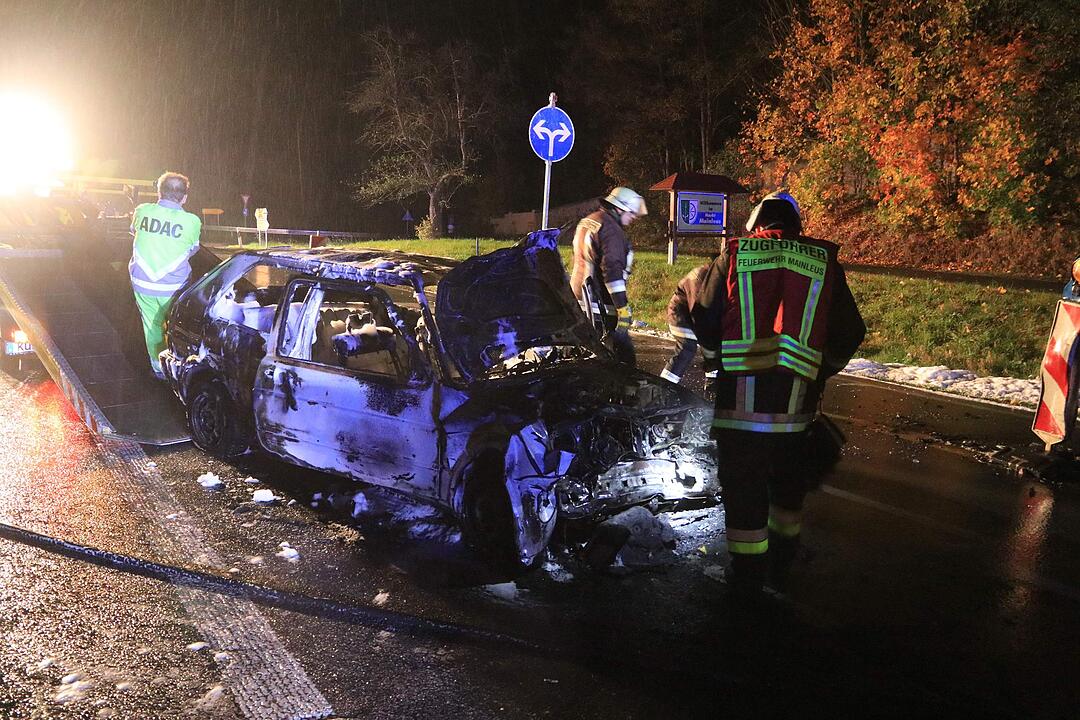 Kreis Kulmbach: Fahrzeug brennt bei Mainleus nach Frontalzusammenstoß komplett aus