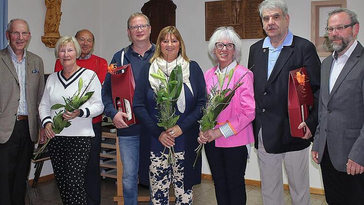 Die Mitglieder des Heimatvereins haben ihren Vorstand komplett wiedergewählt. Der alte und der neue Vorsitzende, Werner Vogel,  ehrte   (von links), Rita und Edgar Vormwald-Kaeppele, der zum Ehrenmitglied ernannt wurde,  Michael und Antje Greubel, Gertie und Withold Lerch, (alle 25 Jahre Mitglied) , rechts 2. Vorsitzender Ludwig Metz. D. Vogel