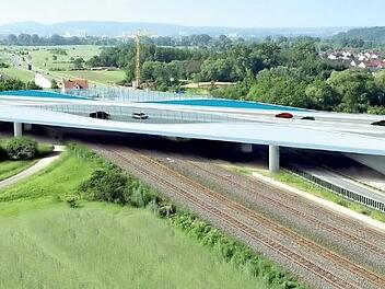 Eine neue, wellenförmige Trogbrücke soll die A 73 über die B 4 und die Bahnlinie führen. Der Verkehr wird an der Baustelle vorbeigeleitet.  Foto: LAP
