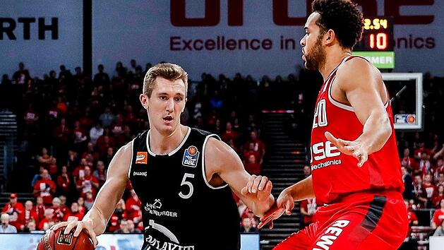 Der Bamberger Center Elias Harris (rechts) verteidigt gegen Vechtas T.J.Bray, der bei der Wahl zum besten Bundesligaspieler der Saison auf Platz 2 landete. Foto: Daniel L&ouml;b