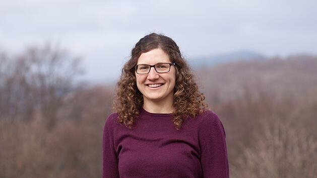Alana Steinbauer ist Projektmanagerin f&uuml;r Klimaanpassung in der Bayerischen Verwaltungsstelle des UNESCO-Biosph&auml;renreservats Rh&ouml;n in Oberelsbach. Foto: Tobias Gerlach