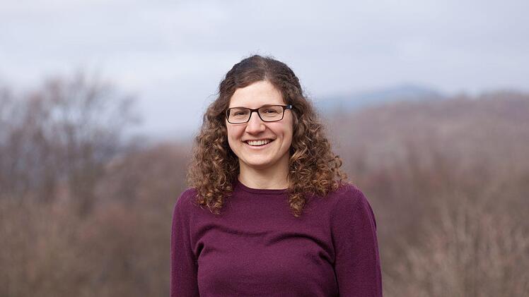 Alana Steinbauer ist Projektmanagerin für Klimaanpassung in der Bayerischen Verwaltungsstelle des UNESCO-Biosphärenreservats Rhön in Oberelsbach. Foto: Tobias Gerlach