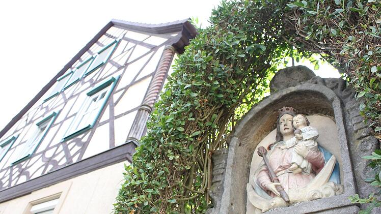 Zeugnis der Volksfrömmigkeit in Isling, das im Jahr 971 erstmals erwähnt wurde und schon im Jahr 1182 einen Pfarrer hatte