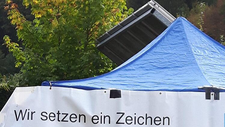 Vor dem Pinklauf hatte Moritz H&uuml;fner zusammen mit anderen ehrenamtlichen Helfern mehrere Kisten faire Bananen und regionale &Auml;pfel  klein geschnitten. Dirk H&ouml;nerlage