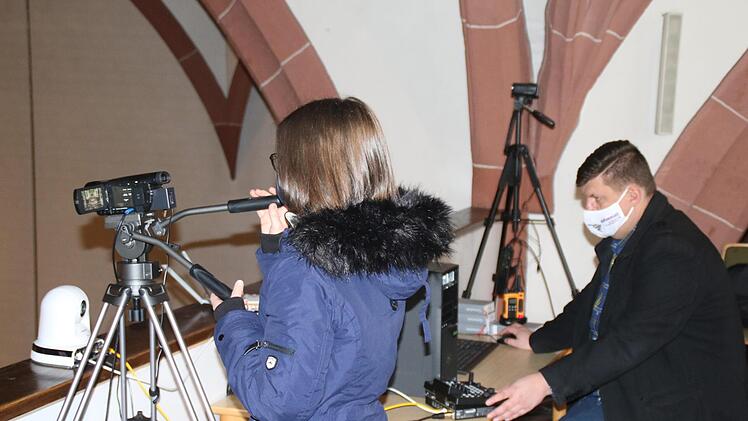 Markus Schneider und Magdalena Brendan stehen auf der Empore vor den Geräten. Foto: Hilmar Ruppert