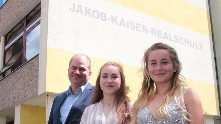 Konrektor Stefan Mohr (oben, von links) gratulierte den vier Klassenbesten Lena Brust und Maxima Maiwald sowie (unteres Bild, von links) Jessica Tris und Sofie Vierengel.