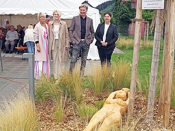 Karin B&uuml;ttner, Karin Pfadenhauer, Erwin Fehn sowie B&uuml;rgermeisterin Angela Hofmann (von links freuen sich &uuml;ber die &bdquo;Florence&ldquo; im Garten des Lucas-Cranach-Seniorenwohnhauses.