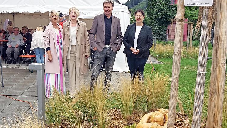 Karin B&uuml;ttner, Karin Pfadenhauer, Erwin Fehn sowie B&uuml;rgermeisterin Angela Hofmann (von links freuen sich &uuml;ber die &bdquo;Florence&ldquo; im Garten des Lucas-Cranach-Seniorenwohnhauses.
