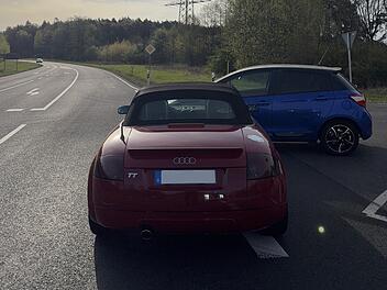 Unfall auf B303 im Kreis Coburg: Senior (84) &uuml;bersieht Auto beim Abbiegen