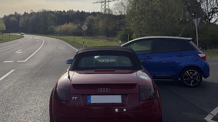 Unfall auf B303 im Kreis Coburg: Senior (84) &uuml;bersieht Auto beim Abbiegen