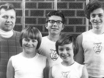 Siegfried Kopp übernahm von Anfang an Führungsverantwortung beim TVM. Unser Bild zeigt ihn (links) im Jahr 1973 als Trainer der TVM-Mannschaft, die bei den Bezirks-Kunstturnmeisterschaften den 1. Platz machte. Mit im Bild: Jürgen Ballwießer, Thomas Kopp, Armin Ballwießer und Peter Frey. Repro: Thomas Meyer