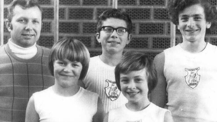 Siegfried Kopp übernahm von Anfang an Führungsverantwortung beim TVM. Unser Bild zeigt ihn (links) im Jahr 1973 als Trainer der TVM-Mannschaft, die bei den Bezirks-Kunstturnmeisterschaften den 1. Platz machte. Mit im Bild: Jürgen Ballwießer, Thomas Kopp, Armin Ballwießer und Peter Frey. Repro: Thomas Meyer
