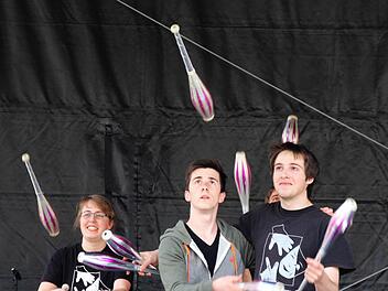 Szenenapplaus gab es für die Jongleure des Coburger Kinder- und Jugendtheaters. Fotos: Jochen Berger