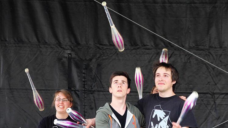 Szenenapplaus gab es für die Jongleure des Coburger Kinder- und Jugendtheaters. Fotos: Jochen Berger