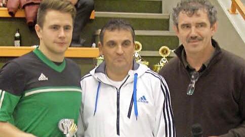 Peter Bail (Mitte) vom Sponsor Autohaus Hartmann und Günter Sponsel, Spielleiter des TSV Gräfenberg (rechts), zeichneten den Adelsdorfer Lukas Heinsch als besten Torhüter des Turniers aus.