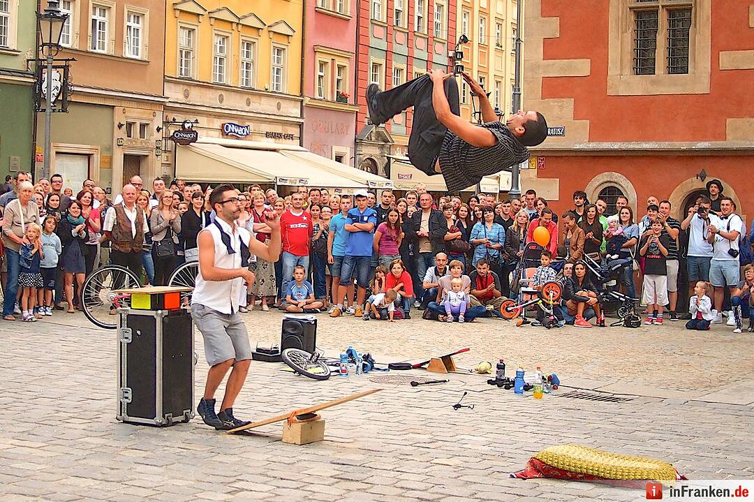 Les Dudes aus Kanada ist eine Zirkus- und Comedyshow. Sie jonglieren mit Feuer auf dem Einrad, spielen Marionetten oder zeigen Tricks auf dem „Taschen-Schleuderbrett“.