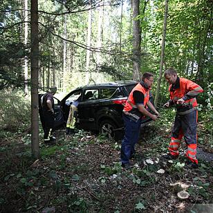Pkw kracht in Traktor auf der B303